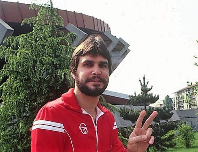 Una foto bellissima a colori di Kupec immortalato davanti al Palazzone di Milano